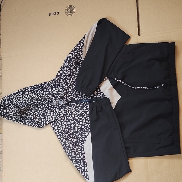 Jessica Simpson Black and White Boxy Long Sleeve Hoodie - Picture 5 of 9